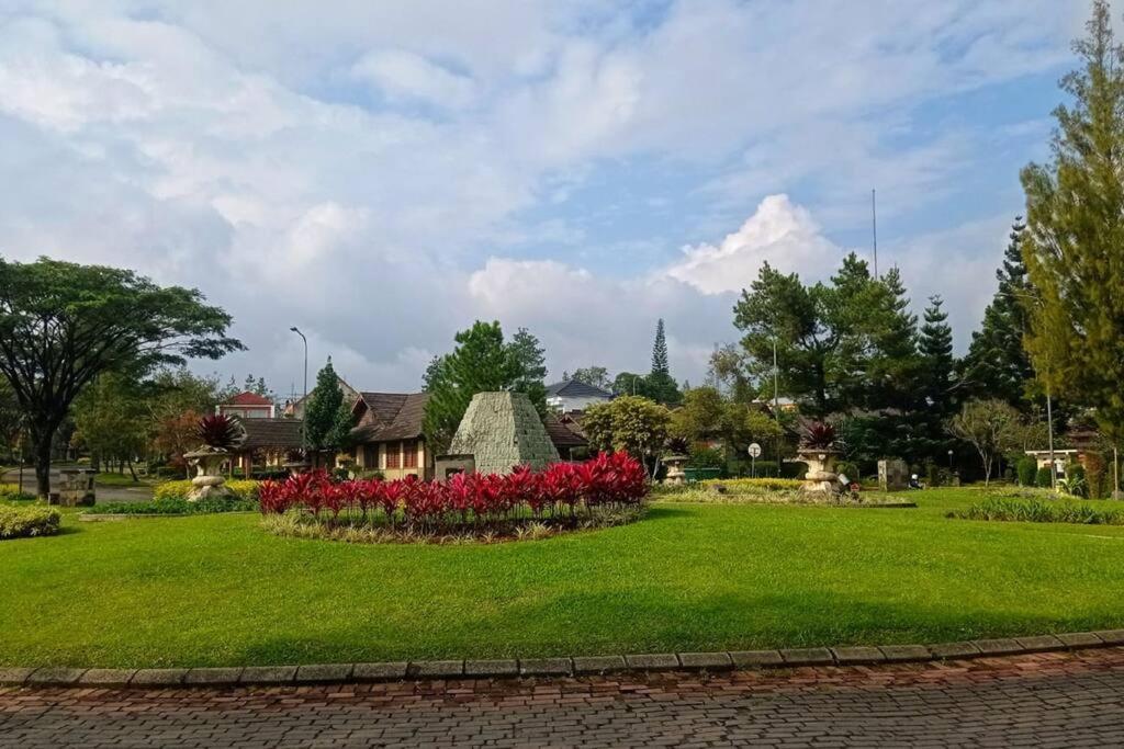 Designer Villa Tokyo Cianjur Esterno foto