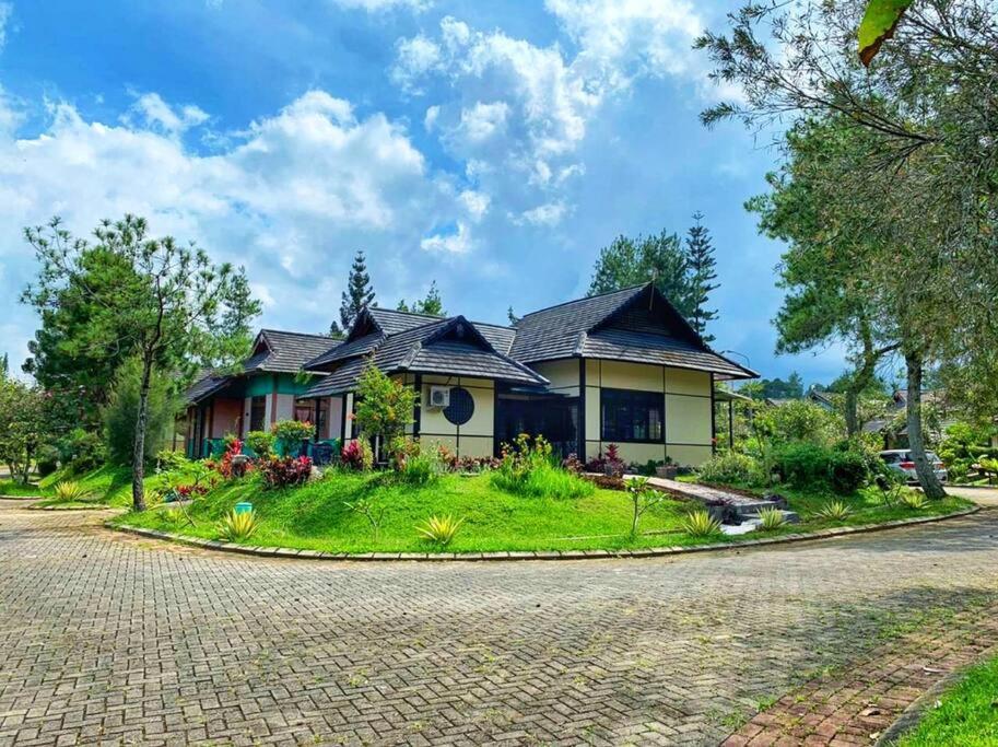 Designer Villa Tokyo Cianjur Esterno foto