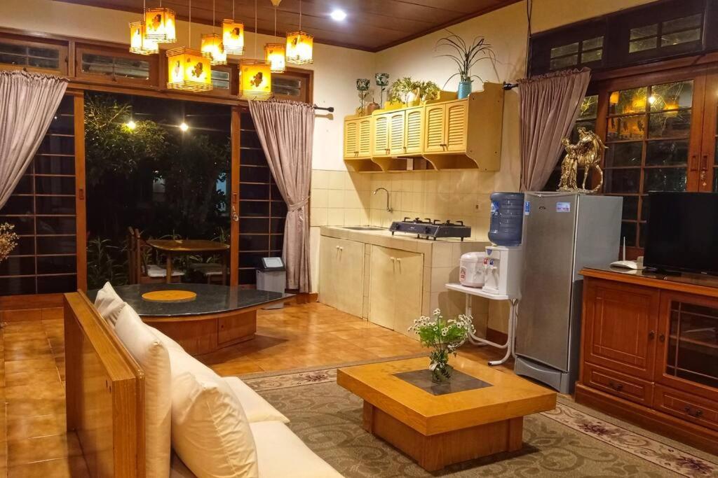 Designer Villa Tokyo Cianjur Esterno foto