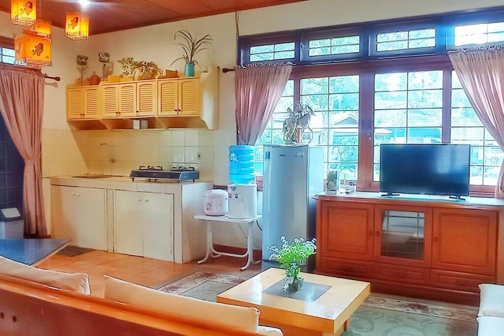 Designer Villa Tokyo Cianjur Esterno foto