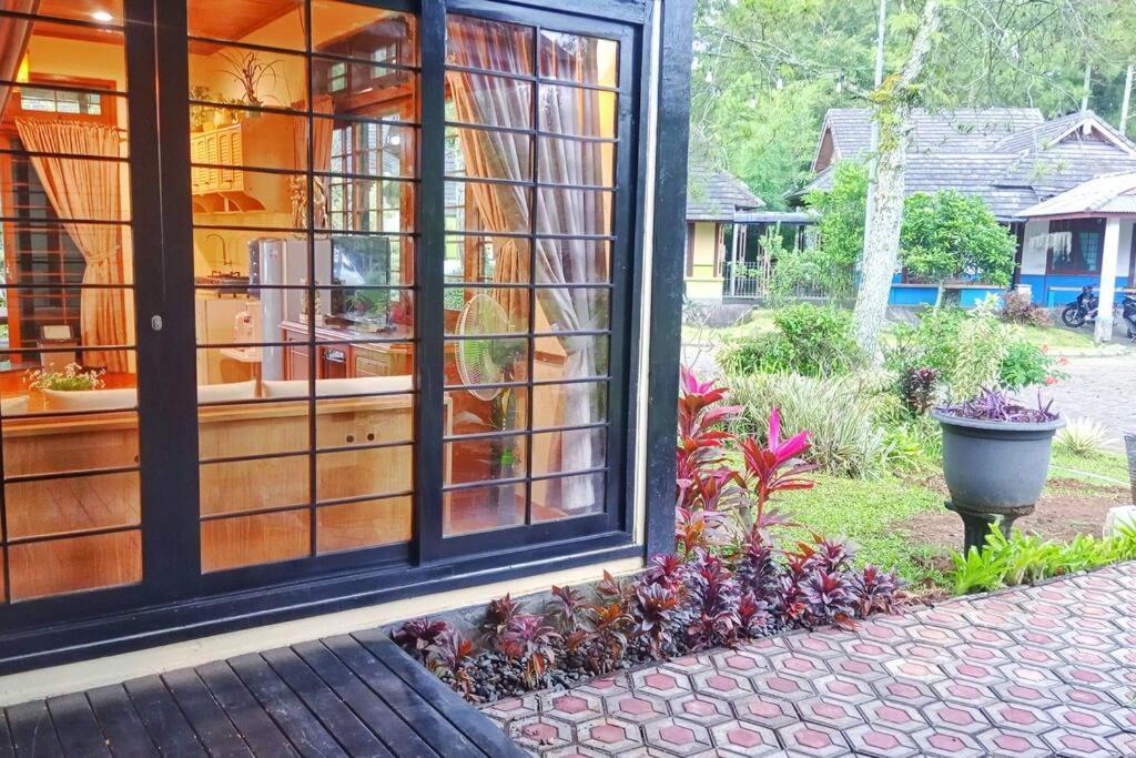 Designer Villa Tokyo Cianjur Esterno foto