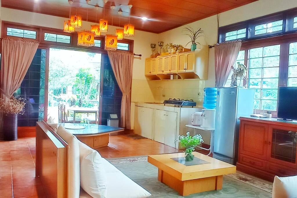 Designer Villa Tokyo Cianjur Esterno foto