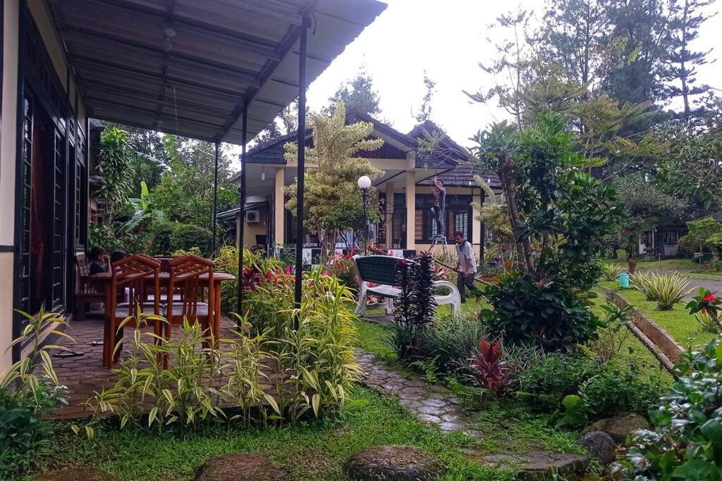 Designer Villa Tokyo Cianjur Esterno foto