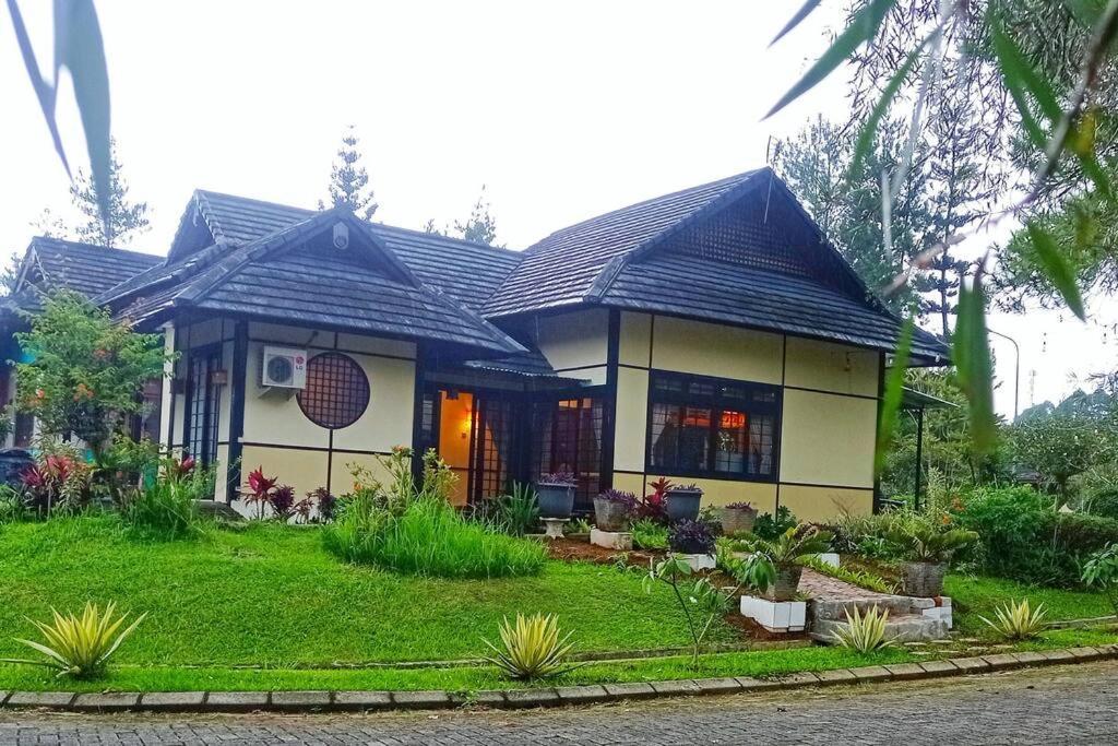 Designer Villa Tokyo Cianjur Esterno foto